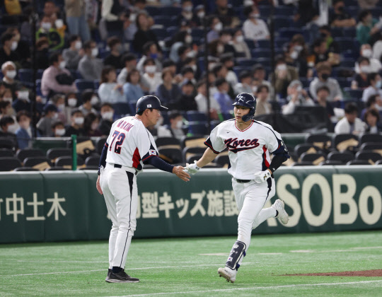 12일 오후 일본 도쿄돔에서 열린 2023 월드베이스볼클래식(WBC) B조 본선 1라운드 체코와 한국의 경기. 7회말 무사 상황에서 한국 김하성이 솔로홈런을 친 뒤 홈으로 그라운드를 돌고 있다. [도쿄=연합뉴스]